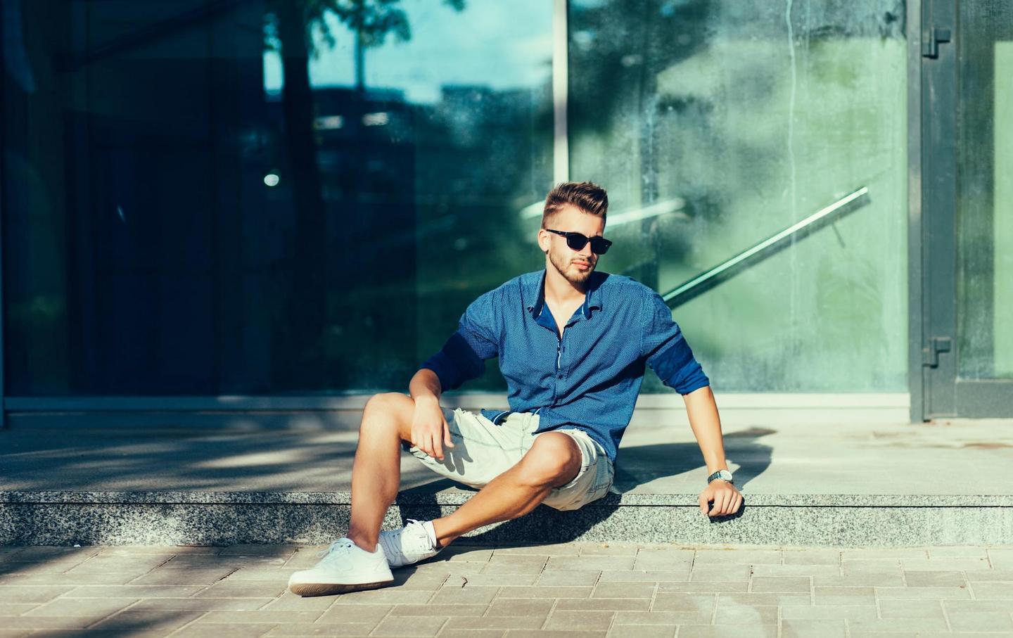 Titelbild zu „Nicht nur zum Training! Wie kann man Shorts für Herren im Alltag tragen?“