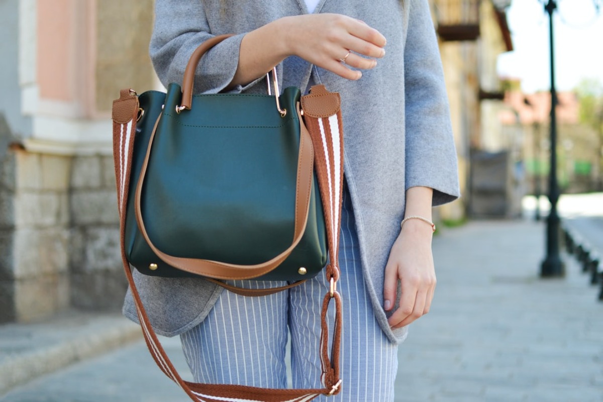 Titelbild zu „Diese Dinge dürfen in keiner Frauenhandtasche fehlen!“