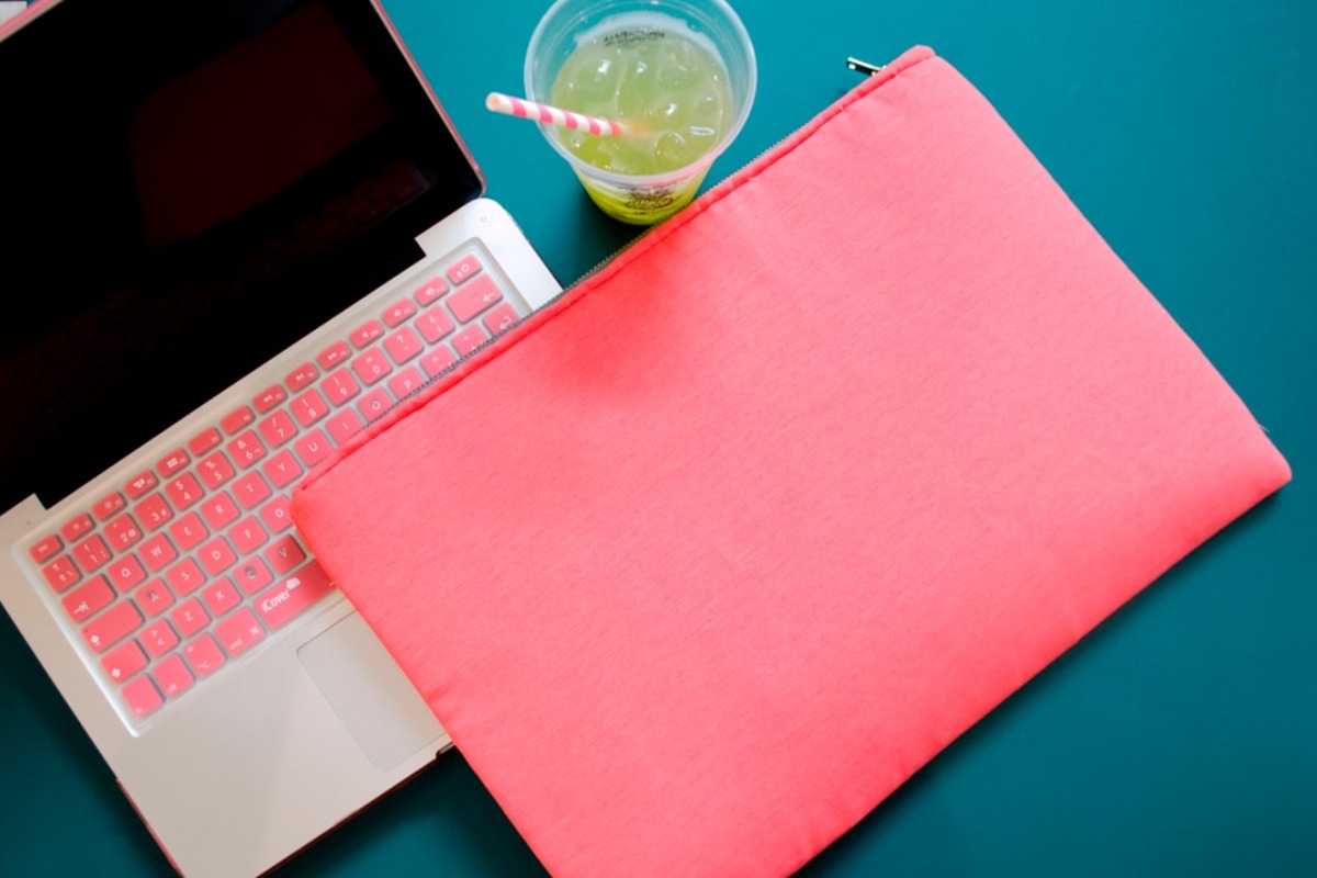 Titelbild zu „Die stylischsten Laptops und Laptoptaschen 2024: Kombination von Stil und Sicherheit“