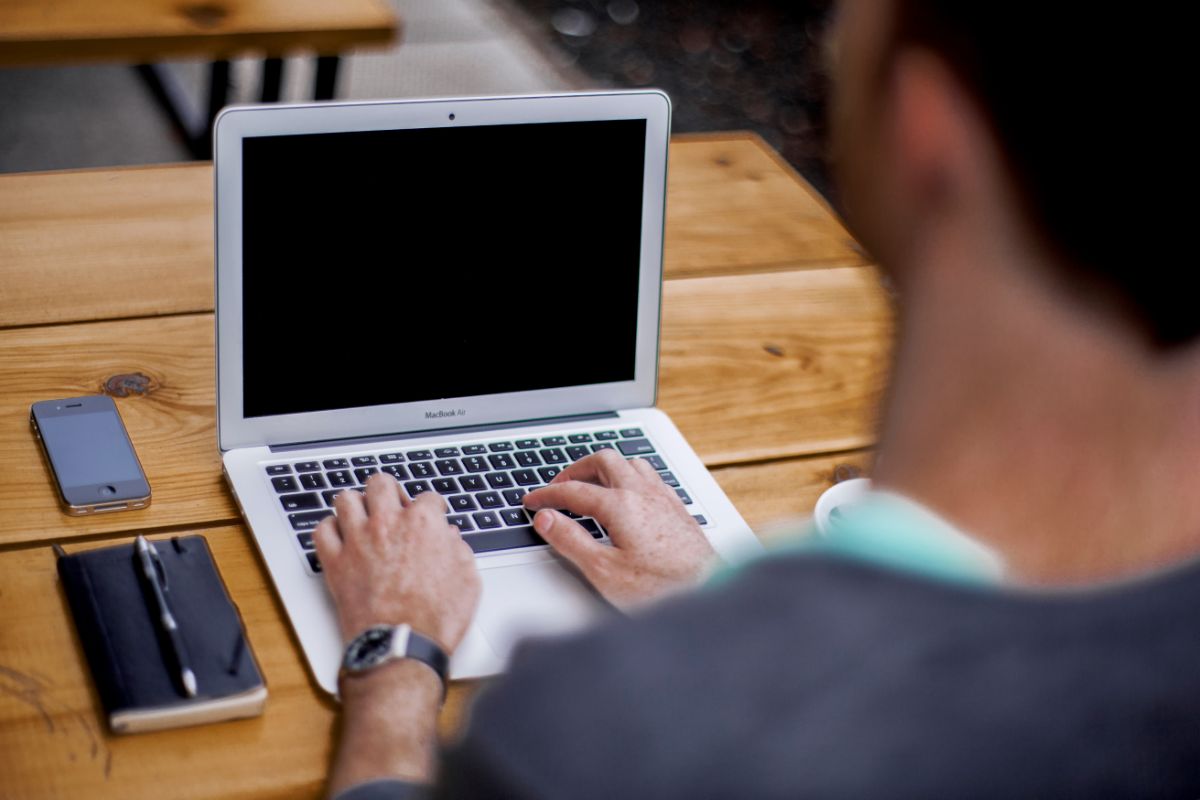 Titelbild zu „Modische Accessoires im Web finden“