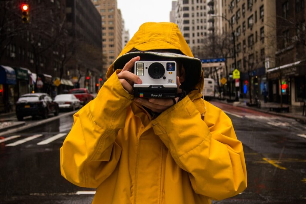 Titelbild zu „Regenmäntel als Fashionstatement verstehen“
