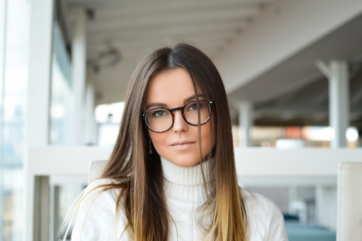 Titelbild zu „Mode und Funktion vereint: Wie man mit Brillen den perfekten Look erzielt“