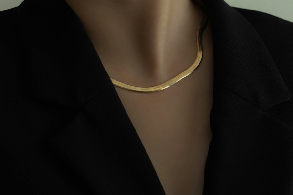 Titelbild zu „Weniger Glanz, mehr Geschichte – Warum Statement-Schmuck jetzt leiser wird“