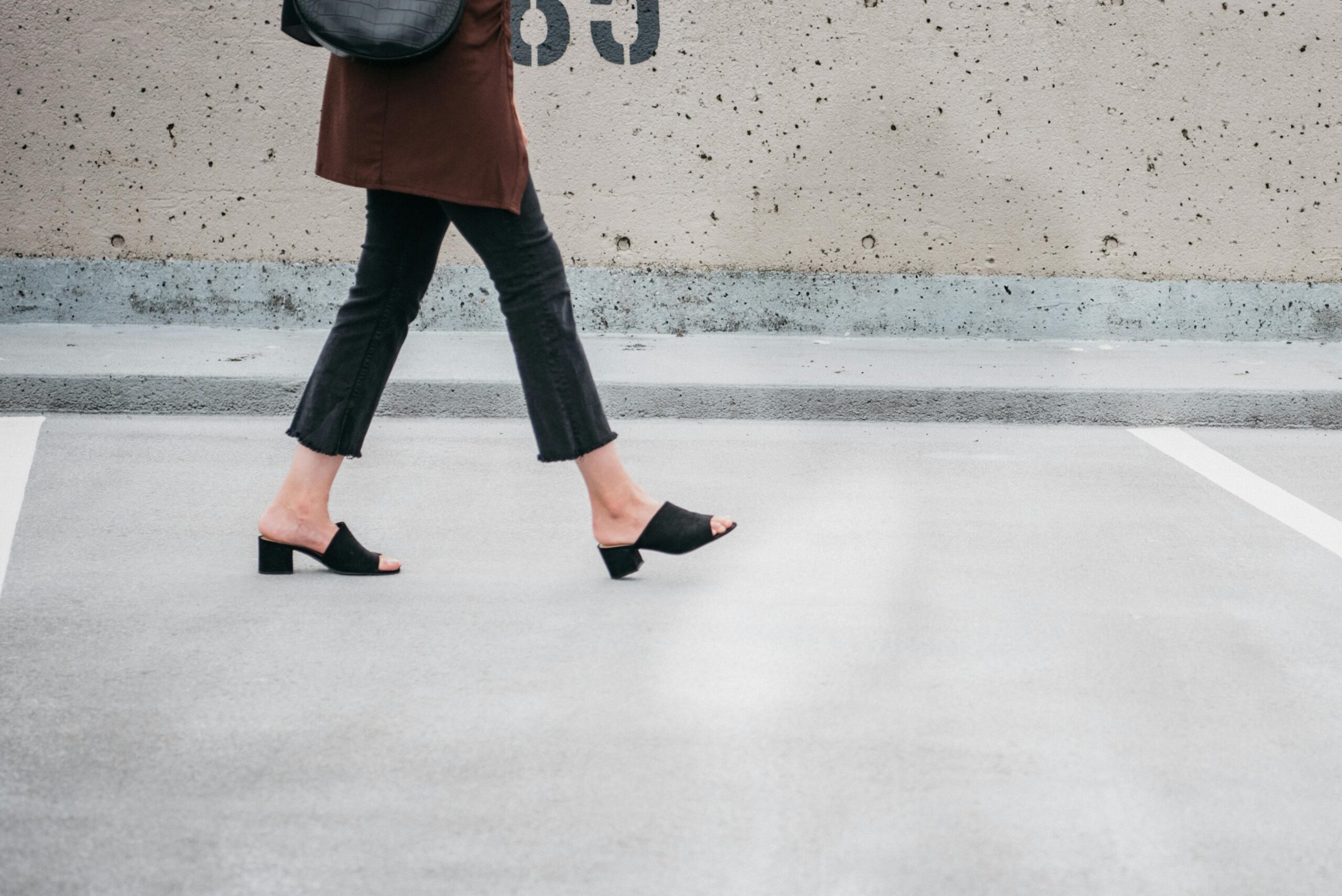 Titelbild zu „Die Must-Have Sandalen-Trends 2024: Schwarze Sandalen und Sandalen mit Absatz“