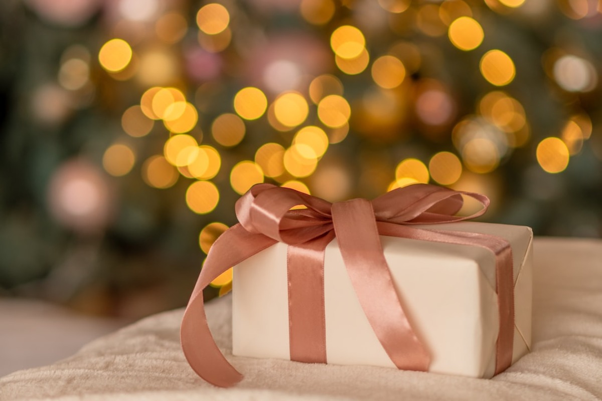 Titelbild zu „Von Herzen schenken: das ideale Geschenk für Frauen“