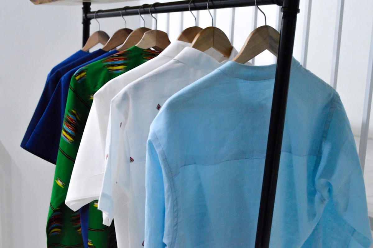 Titelbild zu „Sparsamer Kleiderschrank – Wie man mit wenigen Teilen eine wandelbare Garderobe aufbaut“